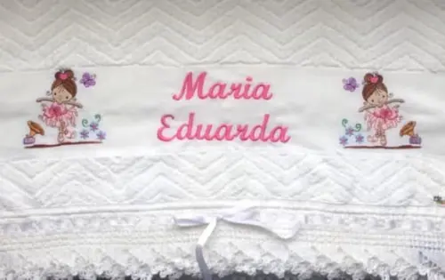 Toalha de Banho Infantil Bordada Menina