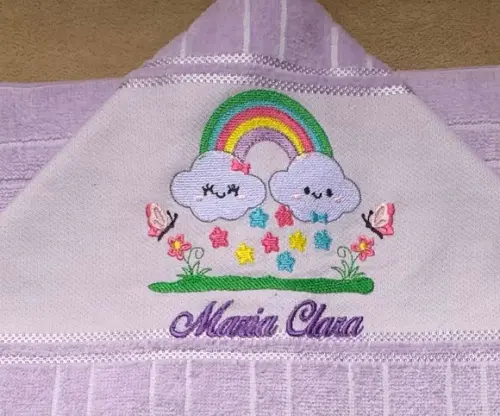 Toalha de Banho Infantil com Capuz Bordada Chuva de Amor