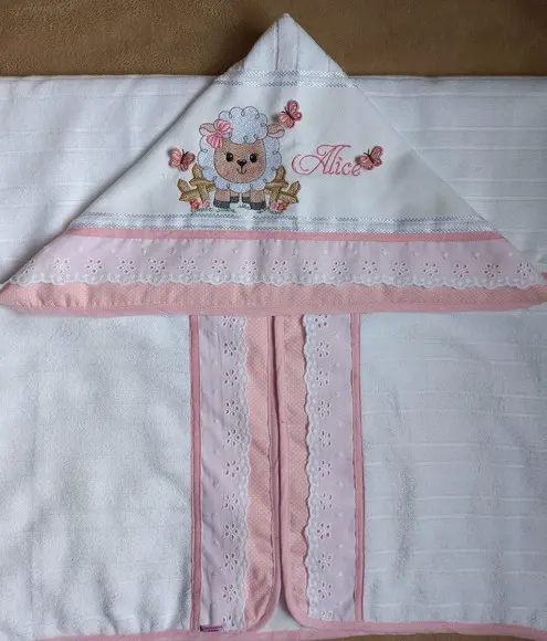 Toalha de Banho Infantil Ovelhinha e Borboletas