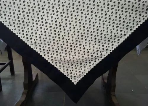 Toalha de Mesa Quadrada com Barrado