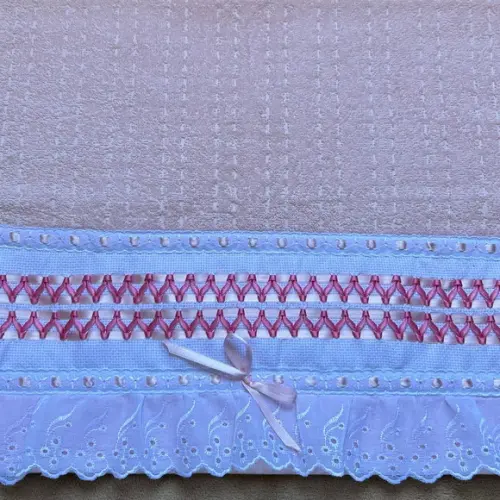 Toalha de Rosto Bordada com Fita Rosa