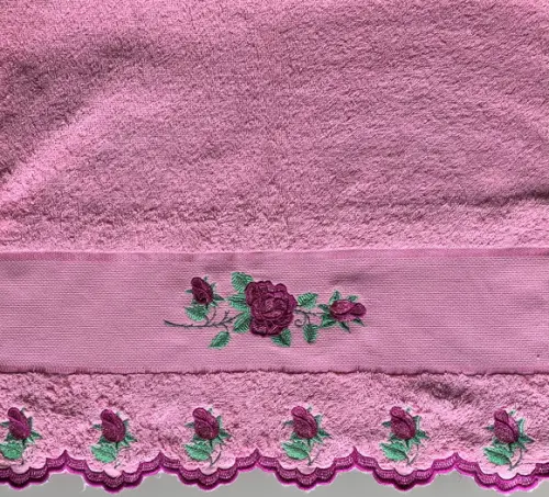 Toalha de rosto com barrado bordado goiaba rosas