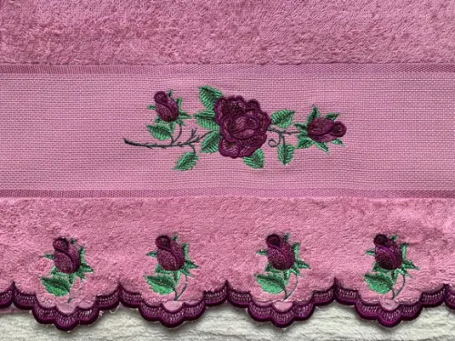 Toalha de rosto com barrado bordado goiaba rosas