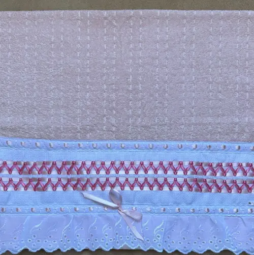 Toalha de Rosto Bordada com Fita Rosa