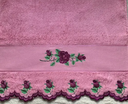 Toalha de rosto com barrado bordado goiaba rosas