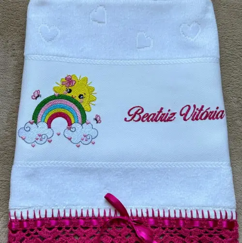 Toalhinha Bordada Chuva de Amor