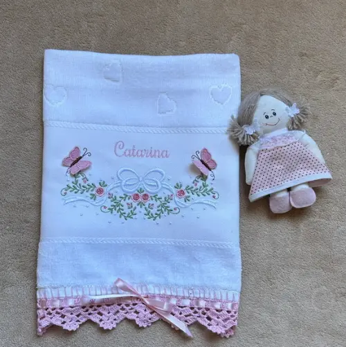 Toalhinha Bordada Floral com Borboletas