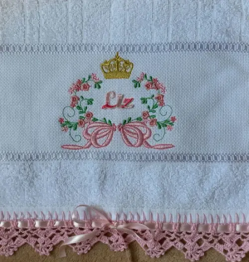 Toalhinha Bordada Floral e Coroa