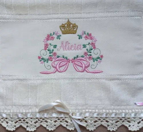 Toalhinha Bordada Floral Coroa