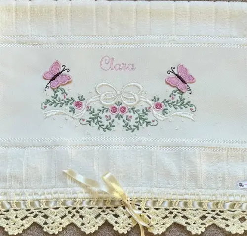 Toalhinha Bordada Floral com Borboletas