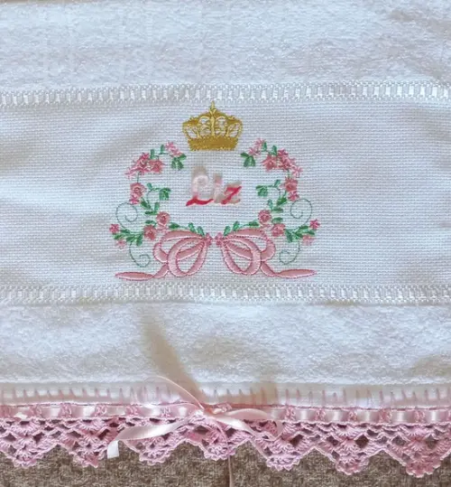 Toalhinha Bordada Floral e Coroa