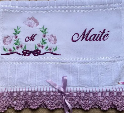 Toalhinha Bordada Floral Lilás