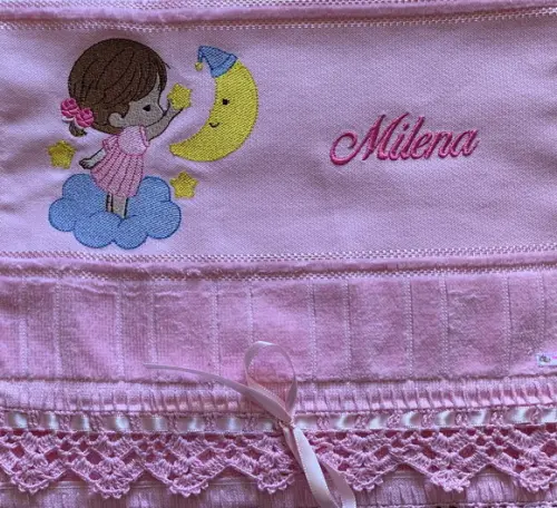 Toalhinha Bordada Menina E A Lua