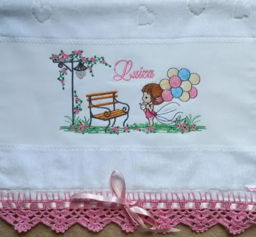 Toalhinha Bordada Menina com Balões