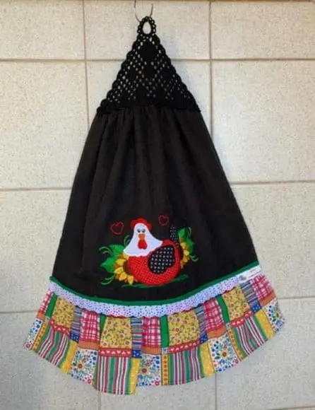 Bate Mão Bordado Galinha Preto