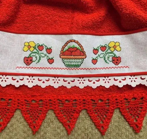 Bate Mão Bordado Vermelho Morangos