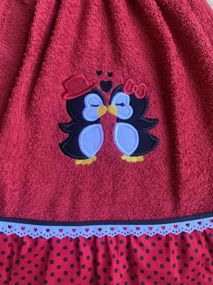Bate Mão Vermelho Bordado Pinguins