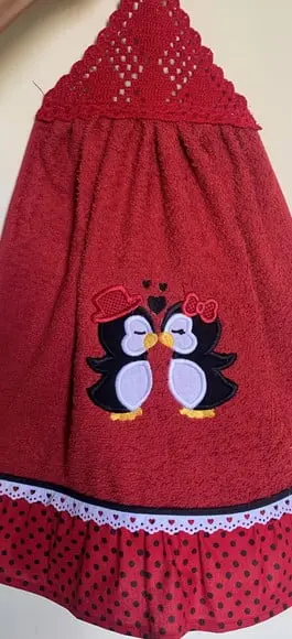 Bate Mão Vermelho Bordado Pinguins
