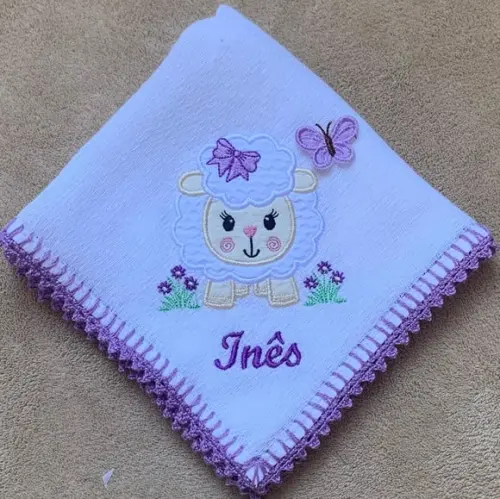 Fralda de Passeio Bordada Ovelhinha Lilás