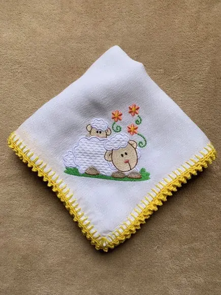 Fralda de Passeio Bordada Ovelhinha Mãe