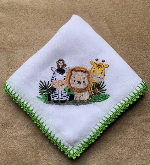 Fralda de Passeio Bordada Safari Zebra Leão Girafa e Macaco