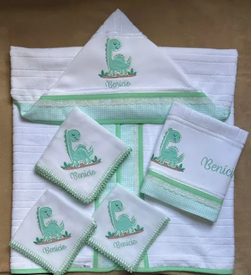 Kit Enxoval para Bebê Toalhas e Fraldas Dinossauro
