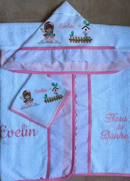 Kit Toalha de Banho com Capuz e Fralda de Boca Princesa