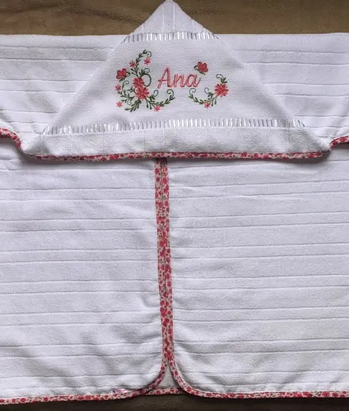 Toalha de Banho Bordada com Capuz Floral