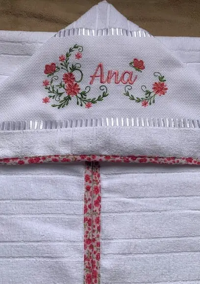 Toalha de Banho Bordada com Capuz Floral