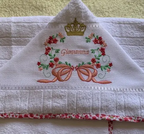 Toalha de Banho com Capuz Bordada Grande Floral com Coroa
