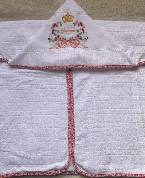 Toalha de Banho com Capuz Bordada Grande Floral com Coroa