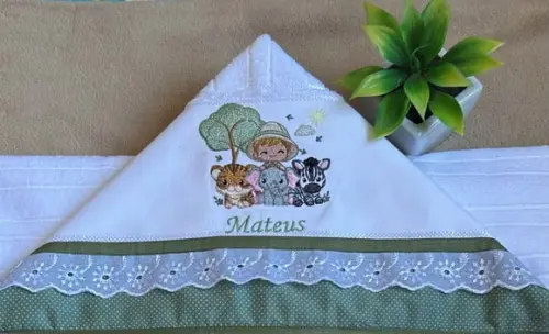 Toalha de Banho Infantil Menino no Safari Bichinhos