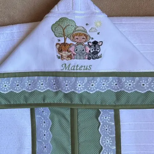 Toalha de Banho Infantil Menino no Safari Bichinhos