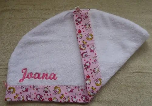 Toalha de Cabelo Infantil Branca com Rosa de Menininhas