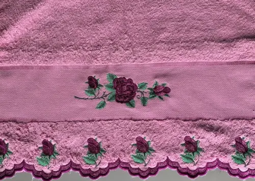 Toalha de rosto com barrado bordado goiaba rosas