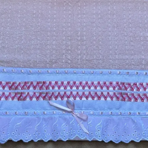 Toalha de Rosto Bordada com Fita Rosa