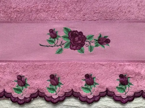 Toalha de rosto com barrado bordado goiaba rosas