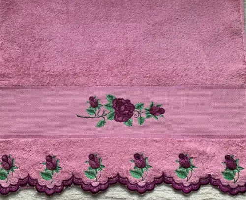 Toalha de rosto com barrado bordado goiaba rosas