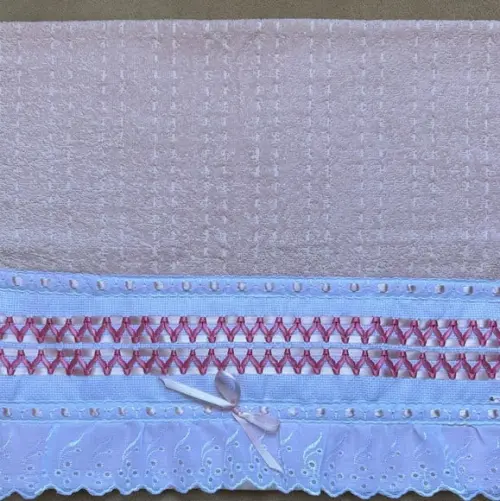 Toalha de Rosto Bordada com Fita Rosa