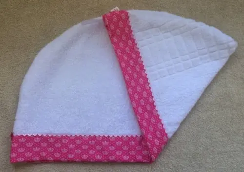 Toalha para Cabelo Branca Acabamento Rosa Coroas sem Nome