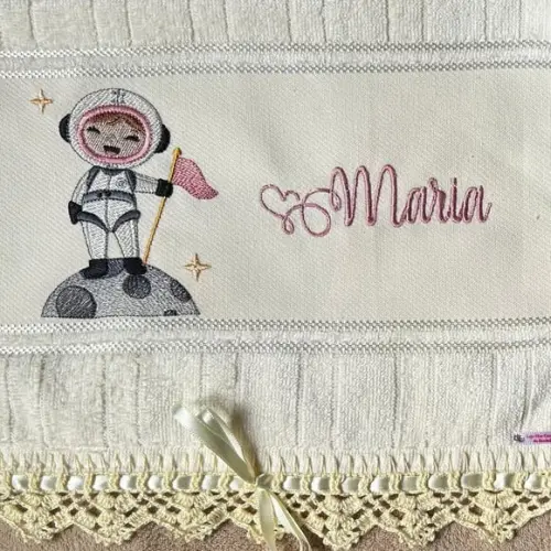 Toalhinha Bordada Astronauta Menina