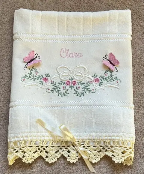 Toalhinha Bordada Floral com Borboletas