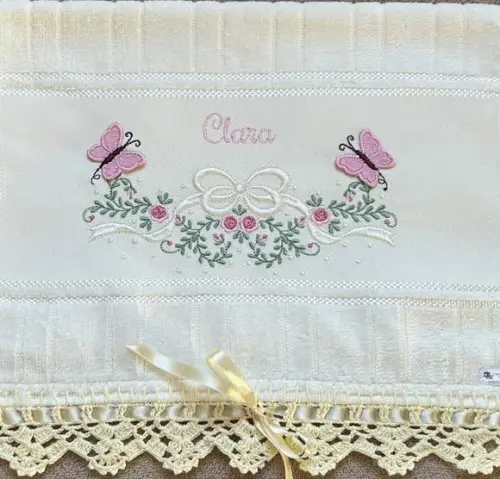 Toalhinha Bordada Floral com Borboletas