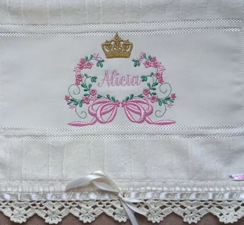 Toalhinha Bordada Floral Coroa
