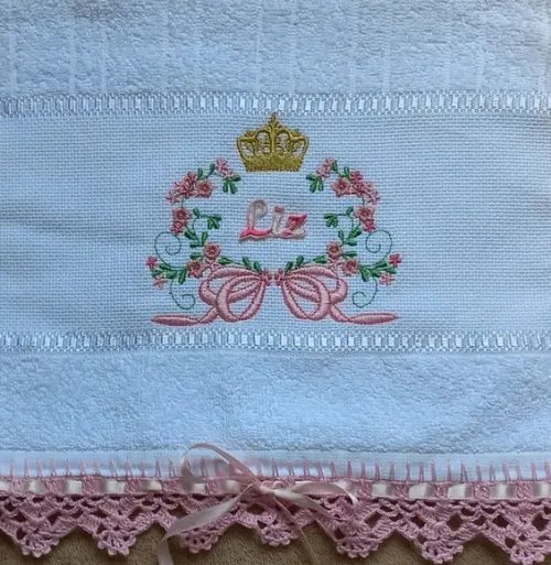 Toalhinha Bordada Floral e Coroa