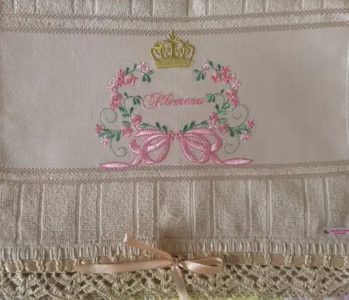 Toalhinha Bordada Floral Coroa
