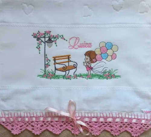 Toalhinha Bordada Menina com Balões