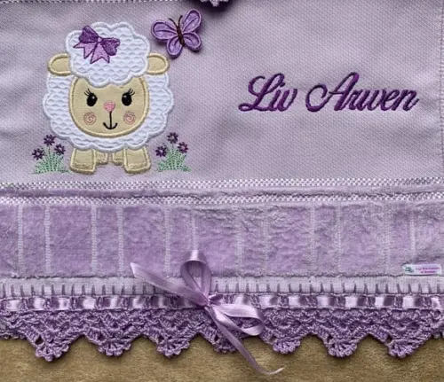 Toalhinha Bordada Ovelhinha Lilás