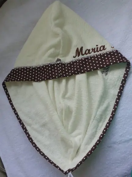 Touca para Cabelo Creme Acabamento Marrom de Poás Brancos