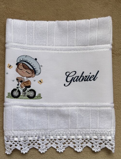 Toalhinha Bordada menino na bicicleta